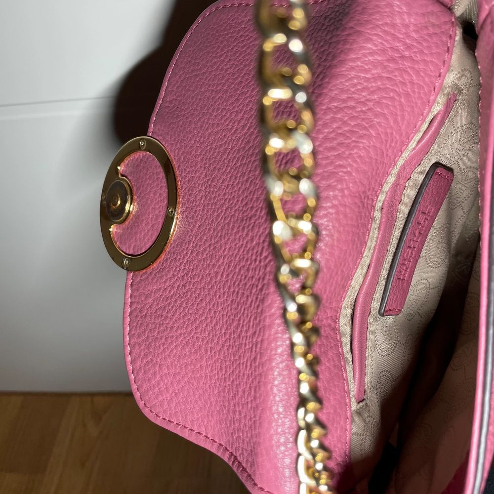 Snygg äkta micheal kors väska i en mörk rosa färg. Skicket är bra men inte perfekt. Köptes för ca 1000 kronor. . Väskor.