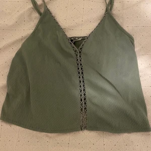 grönt linne - ganska gammalt linne (fortfarande bra skick) som jag använde rätt mycket under mars-april 2021, storlek S/XS och passar bra på mig (c. 152cm). säljer för mindre än originalpris pga jag har använt den väldigt mycket 😊 dm för mer information!!