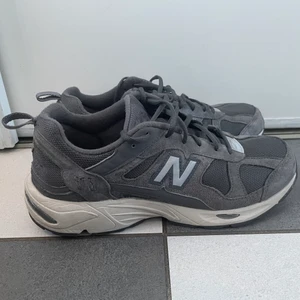 New Balance 878 - Snygga och sköna skor i storlek 44,5, skick 9/10 använda endast ett par gånger. Orginalbox medföljer ej. Frakt betalar köpare. Skriv för mer info