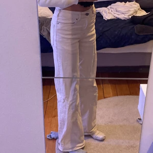Beiga vida jeans! - Säljer ett par jättefina beiga jeansen, då jag inte använder de längre. De är köpta från Carlings. Skriv till mig privat om frågor osv. Size: XXS! Pris går att diskutera‼️