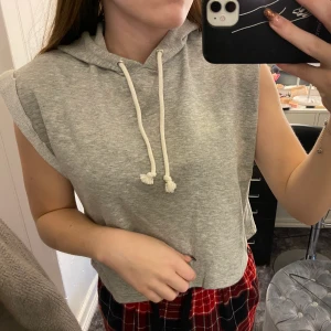 Grå hoodie - Grå hoodie med inga ärmar från H&M. Passar perfekt och i bra kvalite. Kontakta mig vid intresse/frågor. Köparen står för frakten (66kr) & tar endast swish✨