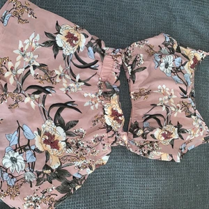  Two-piece outfit  - Har aldrig använt för att beställde för liten storlek