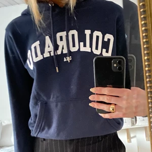 Mörkblå hoodie - Väldigt skön mörklblå/marin hoodie från hm i strl XS med vitt tryck och luva. Tecken på användning finns (sista bilden)💗 PRIS 50kr+frakt