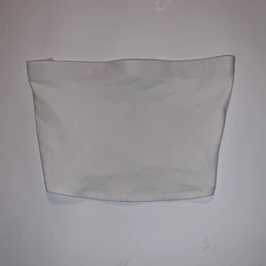 Vit topp utan axelband - Säljer denna topp som aldrig är andvänd. Den är köpt på H&M.