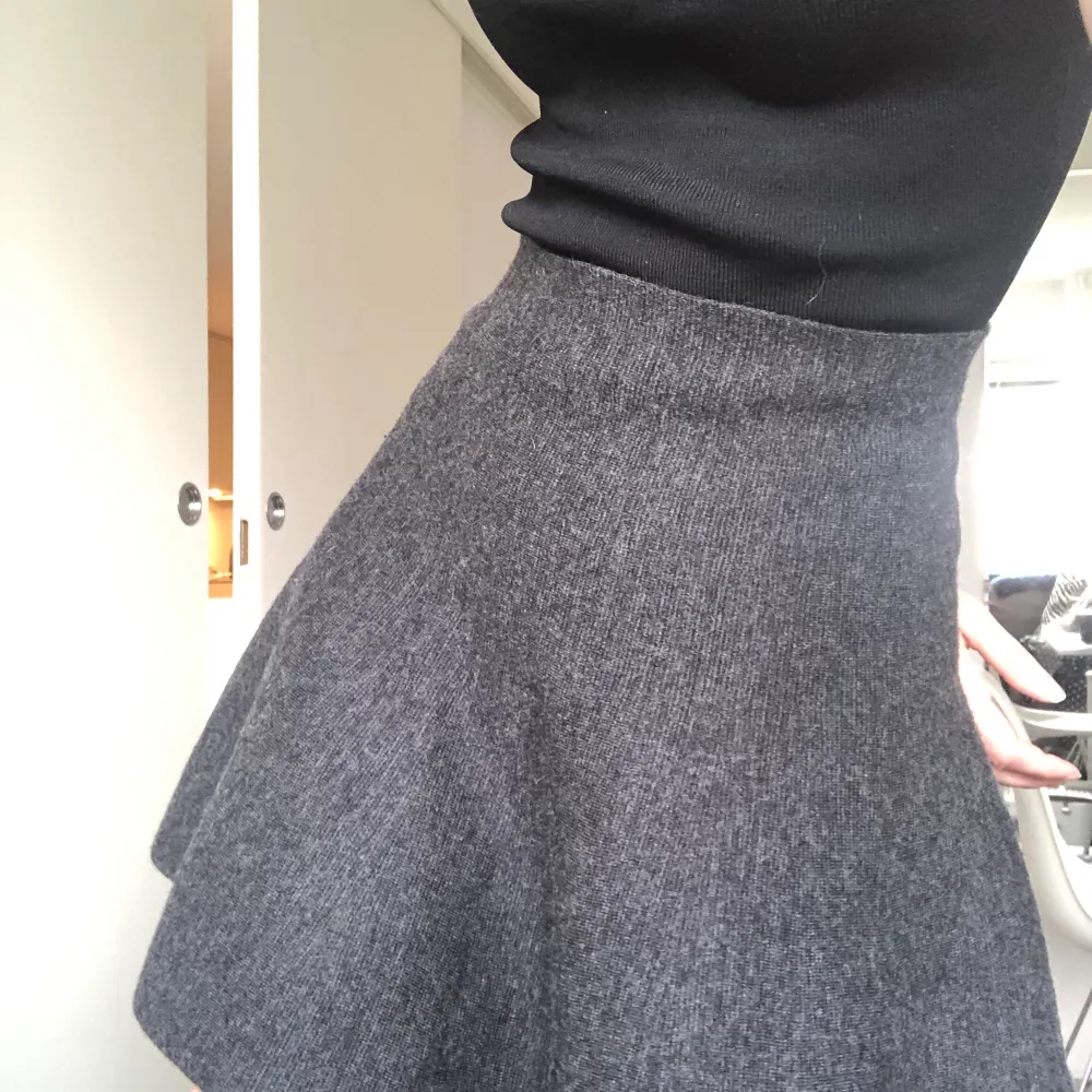 En super söt stickad kjol. Perfekt att ha nu❄️ Passar både xs och s. Kjolar.