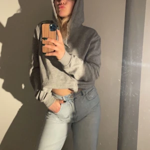 Snygga jeans fråm Gina - Jeans med hål, jättesköna. Använda 1 gång 