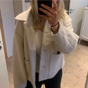 Kappa från monki - Säljer denna snygga kappan från monki i storlek S