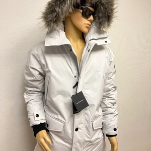 Peak performance Antarktis Y Parkas - Peak Performance varmaste värsting jacka med avtagbar rävsvans!  Unisex passar både dam och herr och är superskön!