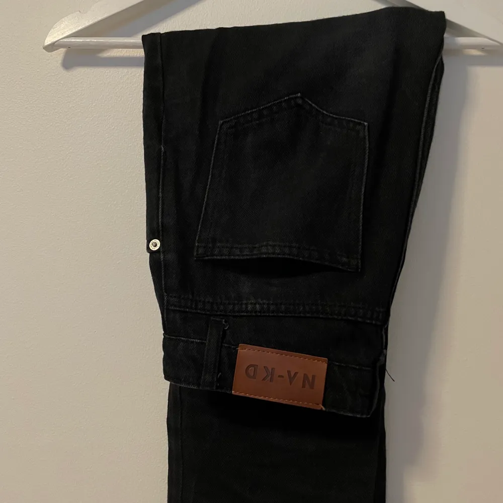 Svarta raka jeans från nakd, sitter bra på mig som är 167cm lång🖤. Jeans & Byxor.