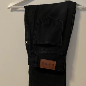 Svarta raka jeans - Svarta raka jeans från nakd, sitter bra på mig som är 167cm lång🖤