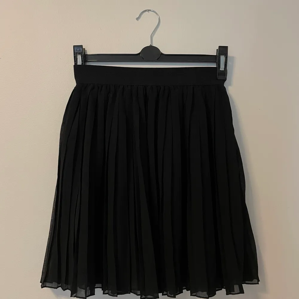 Kort svart kjol, perfekt till våren med en stickad tröja❣️ . Kjolar.