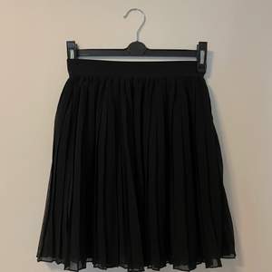 Kort svart kjol, perfekt till våren med en stickad tröja❣️ 