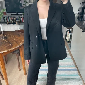 Adidaskavaj - Har fått så mycket komplimanger för denna!! Från Adidas x Danielle Cathari samarbete. Som ny! Sitter perfekt oversized på mig som är ca 165 lång och har XS-S i vanliga fall. Materialet är 50% bomull och 50% polyester. Pris kan diskuteras vid snabb affär<3