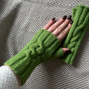 Helt oanvända fingervantar  - 💚Jätte fina fingervantar!💚 Dem är lite tjockare och inte tunna. Första bilden är mest rättvis i färg. Har även glitter i sig 