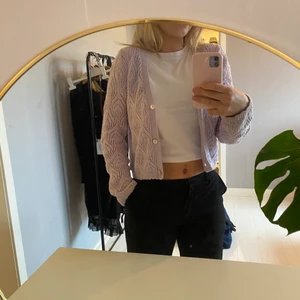 Kofta - Jättefin Lila stickad kofta nyskick🤩🤩 100kr + frakt. Budgivning vid fler intresserade.