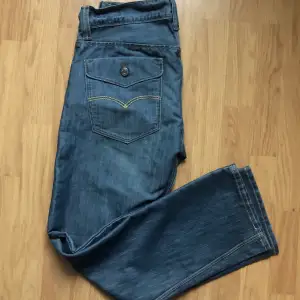 jätte fina lågmidjde levi’s jeans. i fint skick. storlek w32 l30 men dem är betydligt längre i benen skulle säga 32. 💚