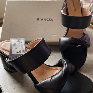 Bianco klackar  - Ett par jättefina svarta klackar från Bianco! Säljer dem då de är i fel storlek och hann inte skicka tillbaka dem! Köpte dem för 1099 kr✨