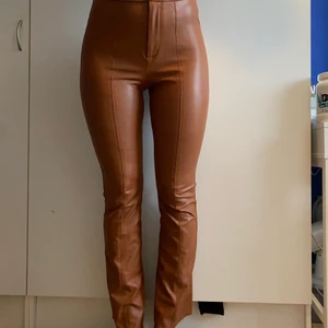 Byxor skinn-Imitation  - Bruna, mjuka och sköna byxor från NAKD i skinn imitation. Använda ett par gånger, i toppskick! St. 36