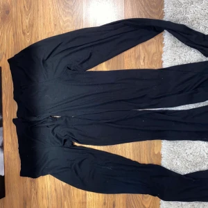 2st NA-KD byxor i storlek S och L - Lika långa båda två men L är större. Använda många gånger. Frakten ingår i priset alltså 10kr för byxorna och 66kr för frakten.