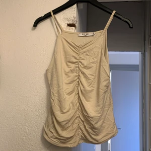 Linne med detalj - Sparsamt använd. Storlek S