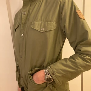 Jacka Fjällräven - Fodrad grön fjällräven jacka storlek medium. 
