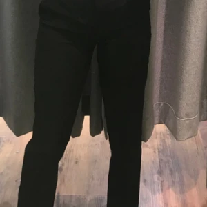 Svarta kostymbyxor  - Säljer de här svarta kostymbyxorna från bikbok i stl. 34 eftersom de inte kommer till användning! Köpta för 399kr säljer för 100kr+frakt.💗 
