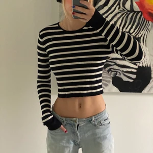 Randig tröja - Jättefin randig tröja från Zara. Använd max 2 gånger, ribbat material+stretchigt🙌🏼 passar storlekar xs-m skulle jag säga💕 jag bär vanligtvis S💖 (OBS!! Tröjan är mörk mörk blå). SÅLD!!