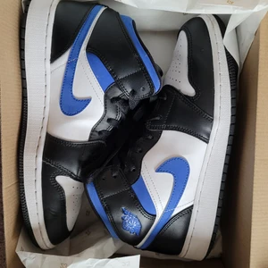 Air Jordan 1 mid racer blue black/white - Hej! Säljer mina nästan nya jordans, köptes i juni/juli 2021 och har knappt kommit till användning. De är i str 39 men skulle passa en 38-40 också. Skickas med orginalförpackning + klistermärket som ingick. Pris med spårbar frakt: 1500 kr. Köpta på nike.se. Hör av dig för fler bilder eller vid eventuella frågor!
