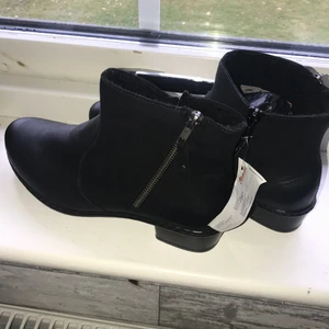 Helt nya och oanvända kängor!😍 - Säljer dessa helt nya och oanvända kängor i storlek 39 för vinter, vår, höst, när som helst! Prislappen finns kvar och jag har även kvar skokartongen. Sjukt snygga och eleganta med en klack som lyfter hela outfiten till en ny nivå. Jag tror att de är gjorda i läderimitation men jag är inte 100% säker. Jag kan kolla upp det närmare vid önskemål. Inuti är de fodrade med ett jättemjukt och varmt material. De är i perfekt skick men pris kan ändå diskuteras❤️❤️ 