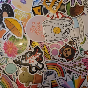 Klistermärken! - Finns i massa olika motiv. Kontakta mig för att se alla som finns :) Priset är 1,5 kr st men det går inte att skriva det i priset.