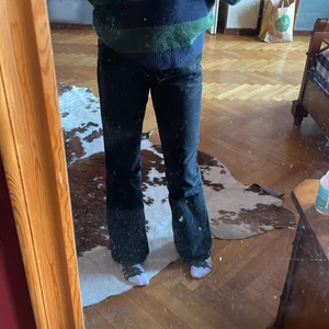 Säljer zara jeans - Säljer dom här zara jeansen som är svarta och lite flared där nere