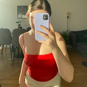 Röd sommartopp💋 - Bekvämt linne som har en rak passform över brösten❤️ Storlek S 