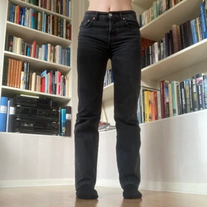 Midwaist jeans Zara  - Säljer mina mörka helt slutsålda midwaist zara jeans! Har satt på stjärnor på ena fickan, de går att ta bort om ni inte vill ha de. Ganska små i storleken, är vanligtvis 34/36 men dessa passar perfekt! Jag är 173 cm och de passar perfekt i längden. Väldigt bekväma och passar till mycket! Endast använda ca 3 gånger 💘💘 (köparen står för frakten)