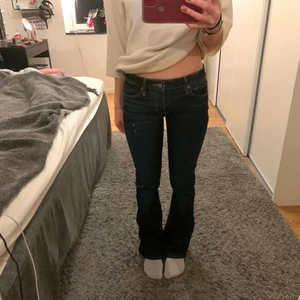 Crocker jeans - Så snygga lågmidjade bootcutjeans som är mörkblå🤩 De är i så fint skick!