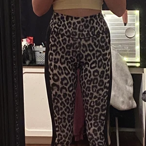 Träningbyxor tights - Träningstights i nyskick. Använda kanske 1 gång typ. Inga fläckar eller hål. Sitter fint på, as sköna, basic. Säljer då dem aldrig kommer till användning. 