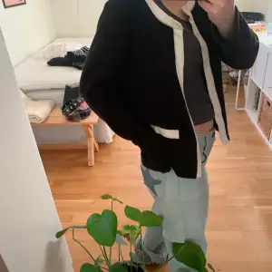 Säljer en jättefin kofta i varsity stil! Har tagit bort knapparna men annars är den i bra skick. Är i storlek M men passar bra som oversized på mig som brukar ha S💗