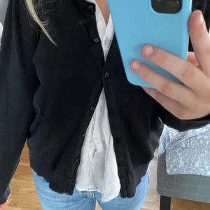 Svart kofta - En svart simpel men fin kofta från HM, storlek L men passar s-m. Super fin till jeans och ett linne, den är jätte bekväm att ha på sig. Knappt använd, kanske 1-2 gånger😊