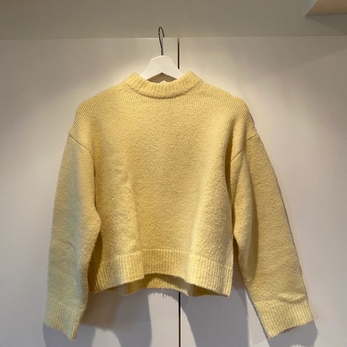 Gul stickad tröja - 90