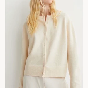 Vit cardigan - Helt slutsåld vit stickad cardigan från hm. Storlek S, sparsamt använd. Skriv privat för fler bilder 💕