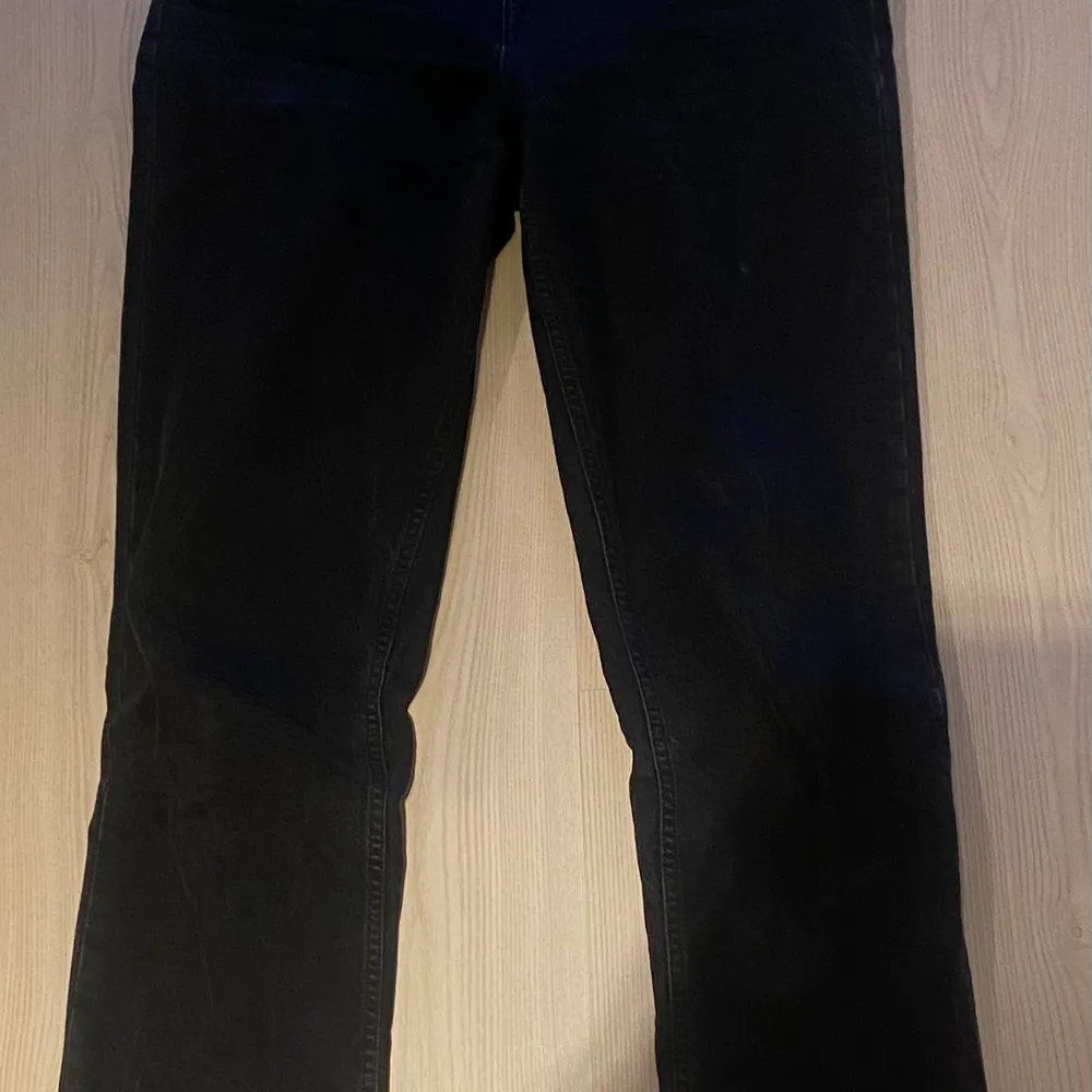 Supersnygga jeans från ASOS som är tänkta att vara croppade men är full längd på mig och jag är 178. Verkligen mina absoluta favoritjeans men har tyvärr blivit för stora. De perfekta jeansen för oss långisar🤩 storlek 30 midjan och 38 i längden!. Jeans & Byxor.