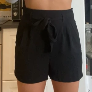 Svarta tygshorts - Säljer mina svarta tygshorts från Gina tricot i storlek S. Knappt använda. Säljer för 100kr.
