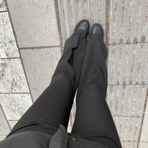 Kostymbyxor - Dom perfekta svarta lågmidjade kostymbyxorna!