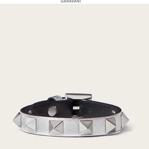 Valentino armband  - Säljer mitt silvriga armband från Valentino som inte kommer till användning tråkigt nog. Nypris ca 2200kr säljer det för 800kr 🤍