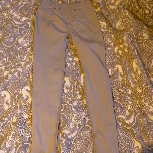 relode tights med scrunch  - säljer nu mina tights från relode då dom inte kommer till användning, fick i julklapp och har endast testat dom på så alltså 100% nyskick, kostar 650 kr nya men pris går att diskutera 