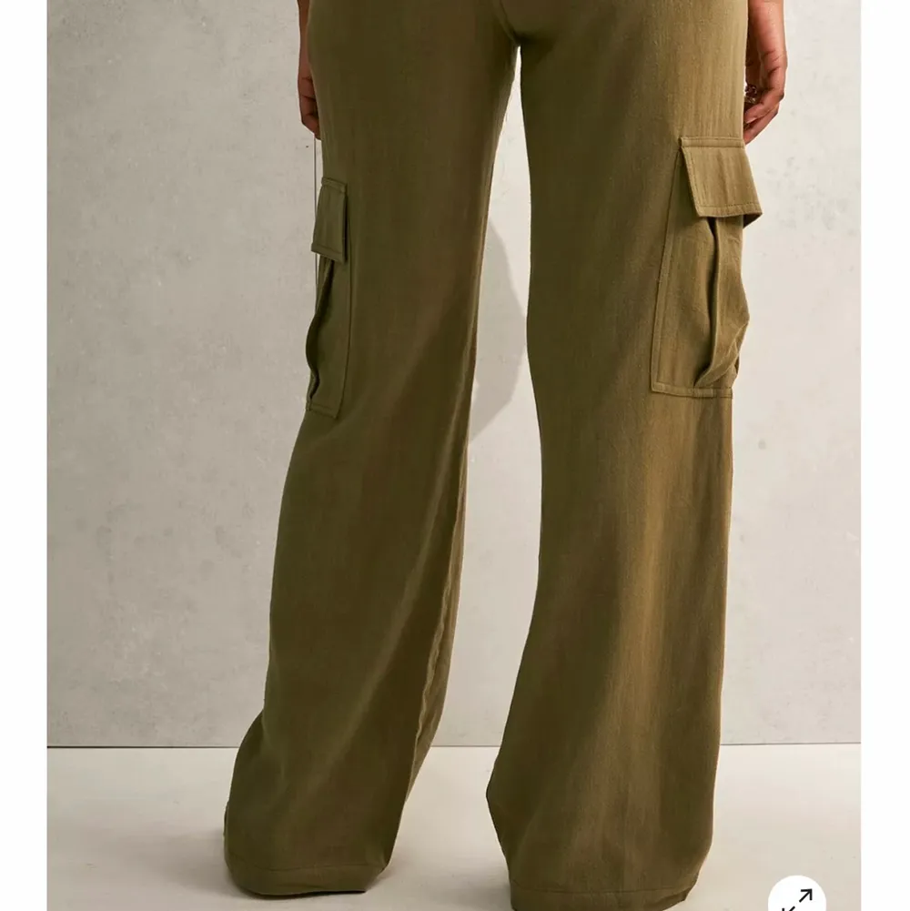Gröna cargo pants i linne-mix från Urban Outfitters (”Urban Outfitters Archive Khaki Linen-Mix Cargo Pants”). Jag är 176cm (sista bilden). Storlek S men passar S-M. Nypris: 700kr 💕 HELT OANVÄNDA prislapp kvar!. Jeans & Byxor.