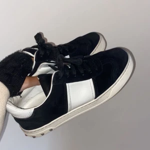 Valentino skor - Säljer mina älskade valentino flycrew sneakers i storlek 35,5 (passar 36)⭐️ supersnygga och passar verkligen till allt💕 väldigt bra skick förutom att en av nitarna saknas vilket knappt är märkbart💕💕 box samt nya skosnören följer med