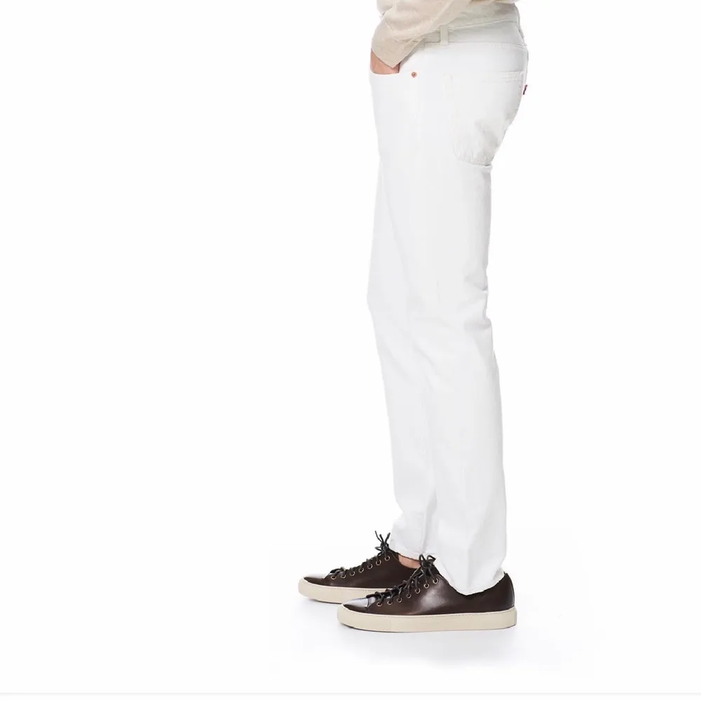 En stilren modell från Levis 502 kollektion, en utgången modell. Strl 31/30 så kan användas som baggy för mindre storlekar samtidigt som det är perfekta jeans till en skön sommar utgångsoutfit. Mitt pris 200+frakt. Jeans & Byxor.