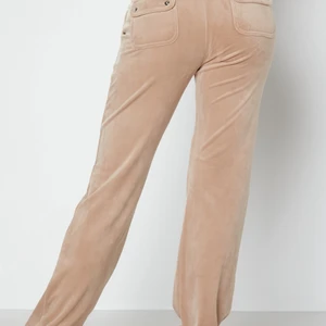 Juicy couture  - Säljer den kända juicy byxan i färgen beige ( bilderna inte mina) Använt 2 gånger säljer för att jag vill byta färg