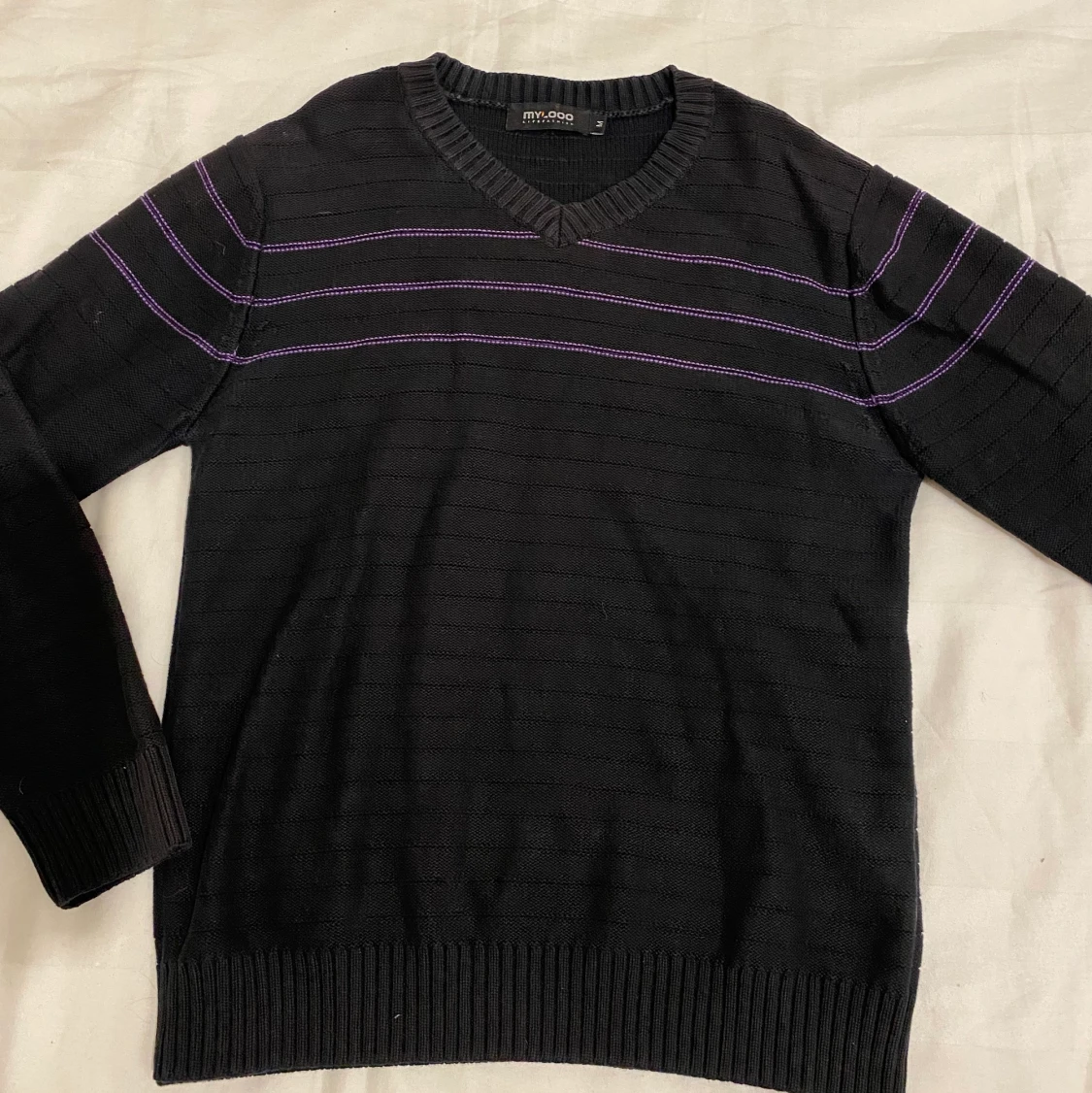 tröja med lila detaljer 