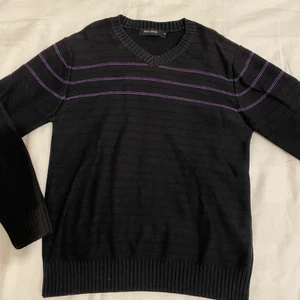 tröja med lila detaljer  - tröja med lila detaljer, swipea för liten defekt 